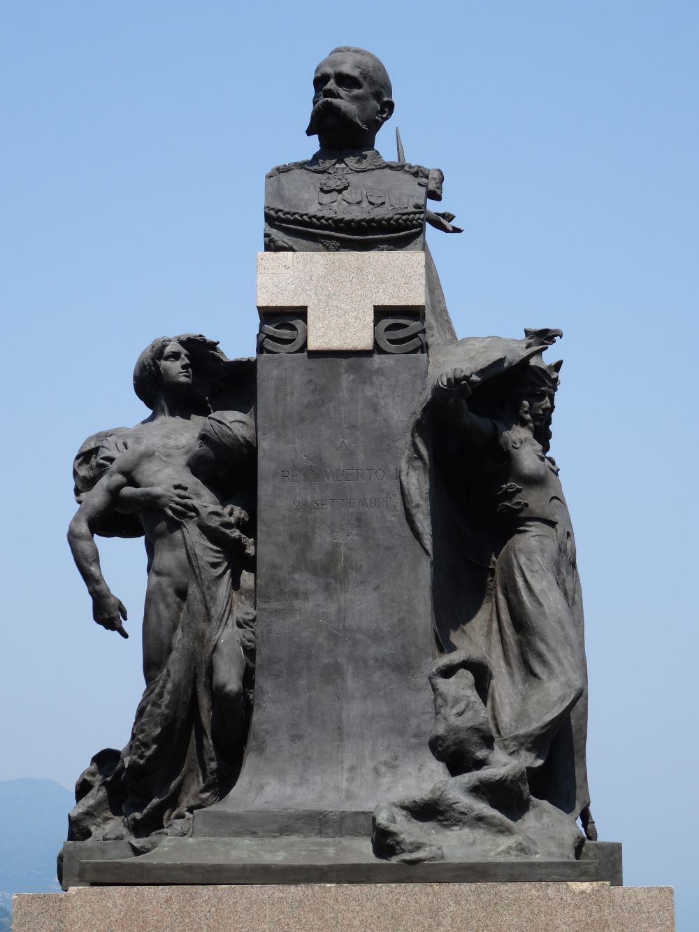 stature of King Umberto in Stresa
